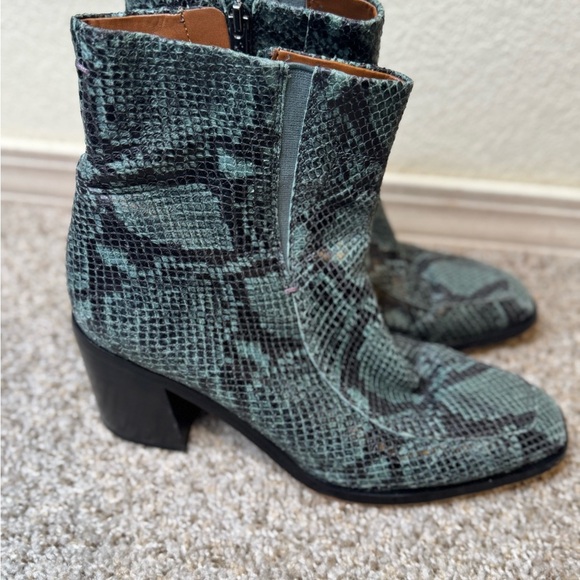 3/$30 Sarto Green Python Snake Print Leather Ankle Boots with Chunky Block Heels - Picture 6 of 13
